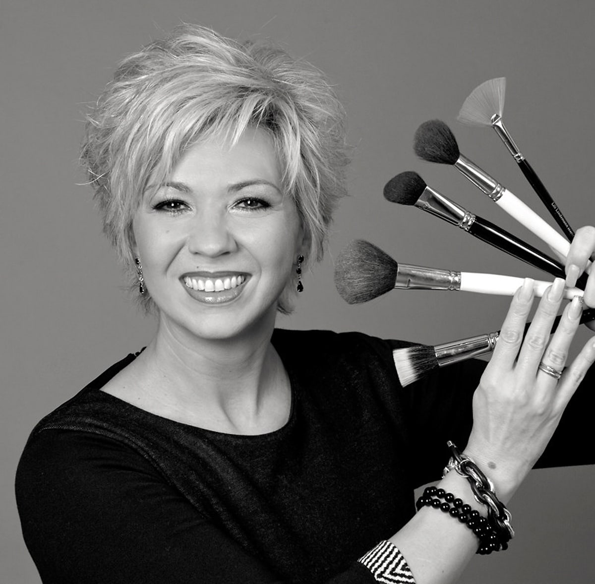 Larissa Britschuk mit Kosmetikpinseln