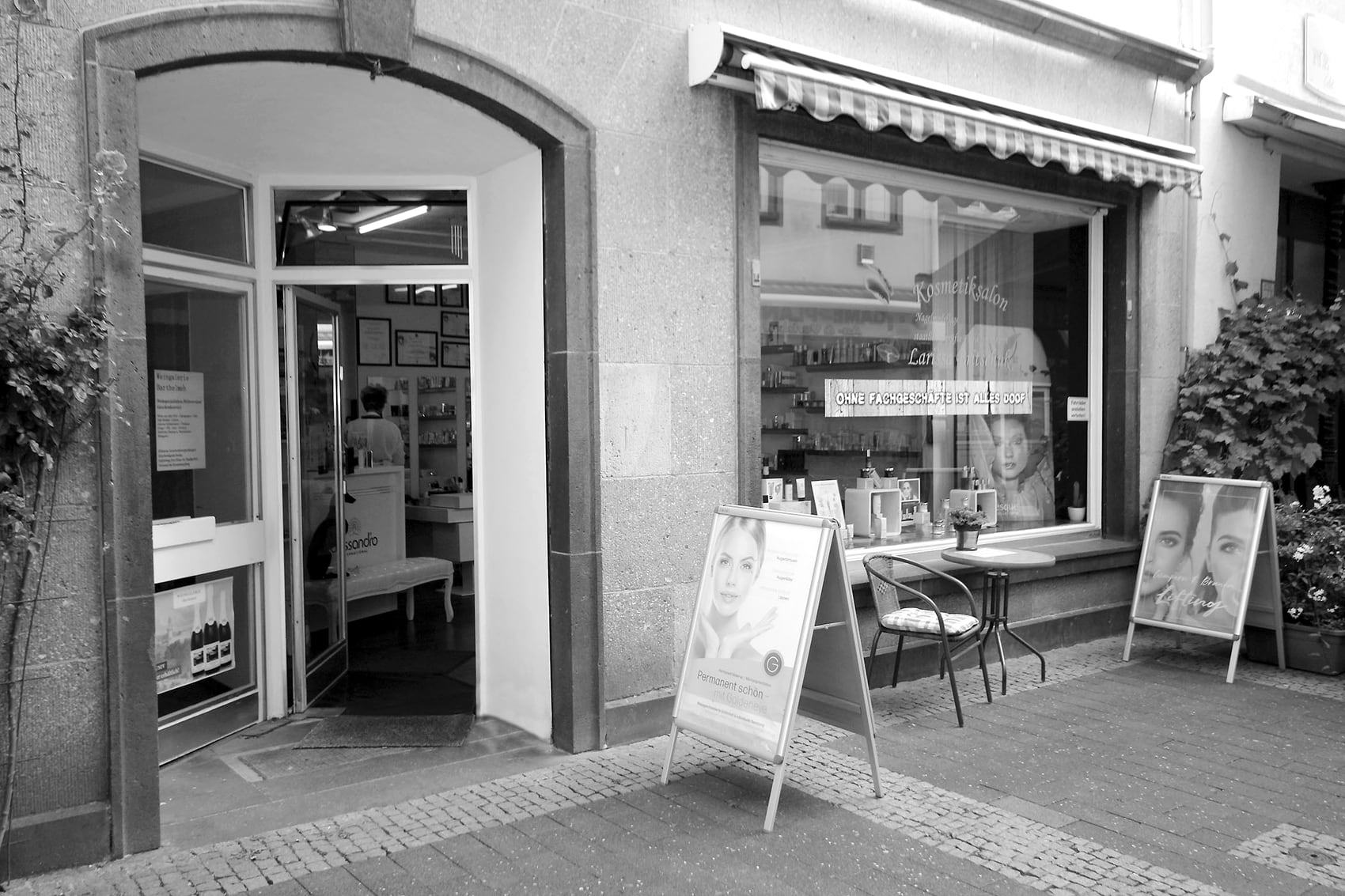 Eingangsbereich des Kosmetiksalons Britschuk mit Schaufenster und Aufstellern